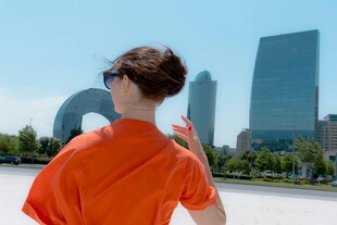 女子橙衣赏城市天际线