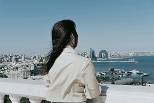 女子眺望远方城市海景