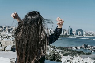 长发女子眺望城市海景