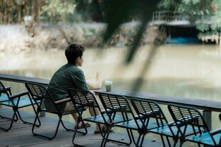 独坐户外桌椅享受宁静时光