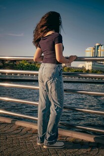 女孩河畔独赏城市风光