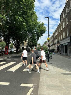 城市街道行人过马路场景