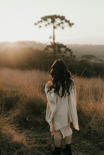 女孩于旷野逆光而立