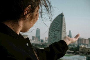 都市前的人物手势特写