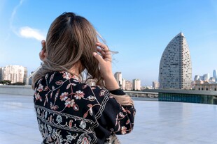 女子赏景背影与独特建筑