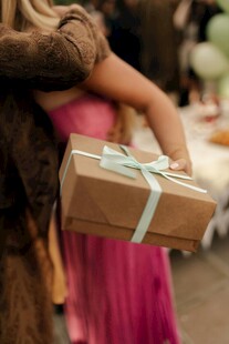 女孩手持礼盒与玩偶相伴