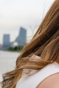 飘逸长发的女性背影