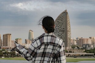 女子眺望城市高楼景观