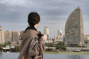 女子眺望城市独特建筑