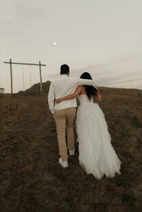 夕阳下的浪漫新婚背影