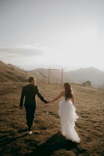 旷野中牵手的新婚夫妇