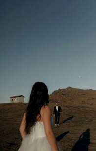 女子于旷野的孤独背影