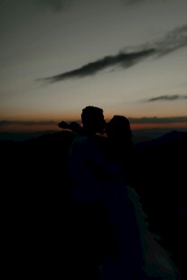 夕阳下情侣的浪漫剪影