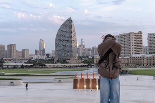 城市前的旅人背影