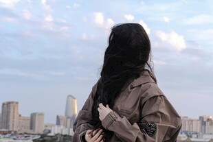 女子背对城市眺望远方