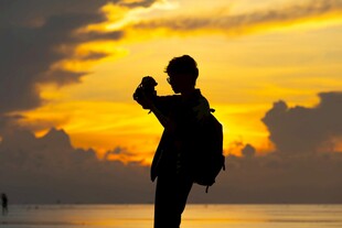夕阳下背包者的潇洒身影