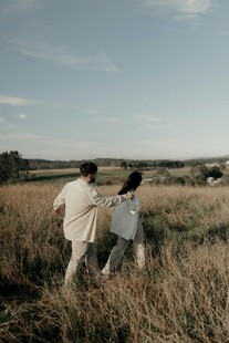 田野中漫步的亲密两人