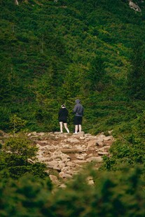 山间漫步的两人