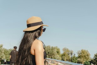 戴帽女子眺望远方