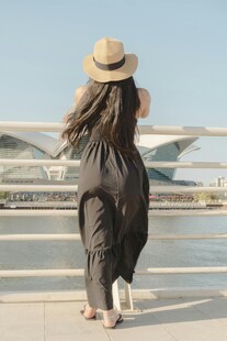 漫步的时尚旅人