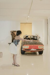 女子与复古车的优雅瞬间