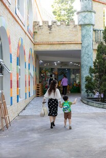 儿童漫步多彩童话风街道