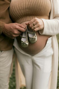 准父母手捧婴儿小鞋