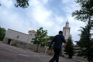 男子漫步于教堂前街道