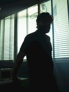 室内男子剪影 光影氛围浓