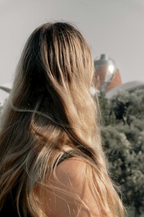 长发女子眺望远方灯塔