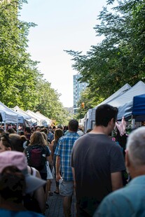 热闹集市人群熙攘