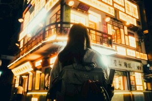 夜晚街头独行的背影