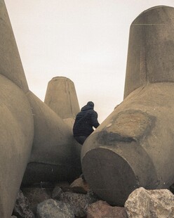 人置身巨大奇特雕塑旁