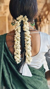 女子编发饰以美丽花环