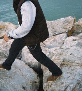 男子于岩石上行走