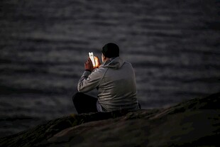 夜晚独坐海边 沉思者