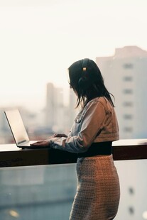 户外专注办公的时尚女性