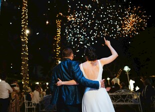 新婚夫妇在烟火下甜蜜相拥