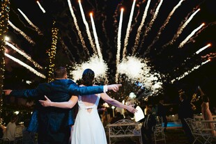 烟花下的新婚夫妇浪漫相拥