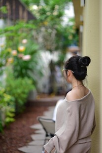 静坐赏景的优雅女子