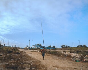 乡村土路骑行者