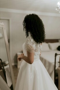 新娘在房间内整理婚纱