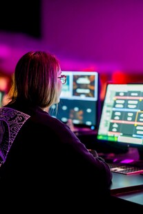 专注于多屏幕工作的职员