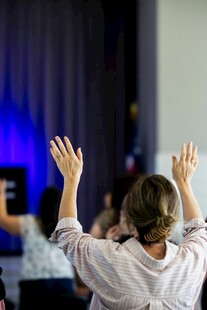 课堂上学生举手发言