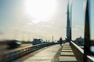 城市道路旁的开阔风景