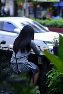 独坐街头的长发女子