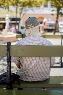 独坐长椅的白发老人