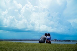 草原上情侣依偎赏景