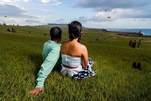 情侣草地依偎赏景