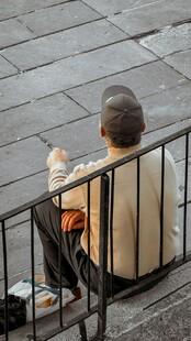 街头独坐的男子